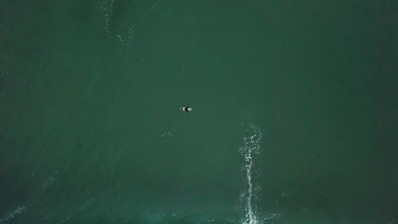 파도를 잡고 프레임을 떠나는 서퍼의 어웨이 샷