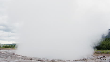 vapor saliendo del famoso géiser conocido como geysir en islandia