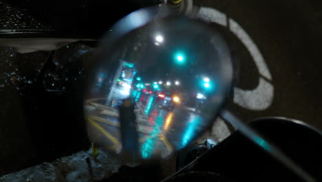 Tráfico-De-Transporte-Bajo-La-Lluvia-Nocturna-Reflejo-De-Espejo-De-Moto