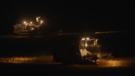 cosecha mecanizada masiva del campo de arroz por la noche