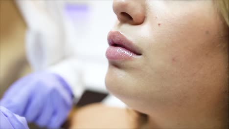 Recortar-Esteticista-Anónimo-Inyectando-Botox-En-Rostro-Femenino