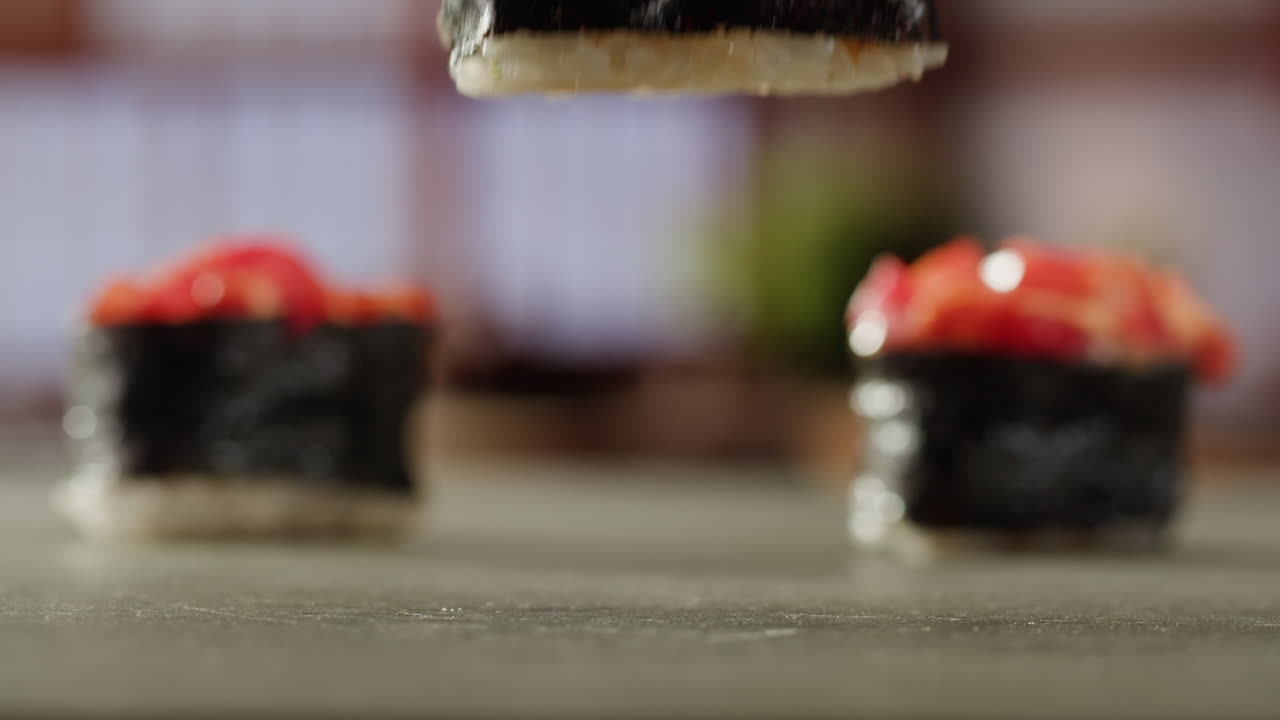 primer plano de sushi con palillos