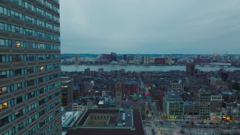 Fenster-Des-Hochhaus-Büroturms.-Gleitende-Offenbarung-Der-Wohngegend-Und-Des-Breiten-Charles-River-In-Der-Abenddämmerung.-Boston,-USA