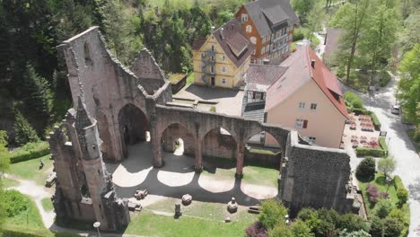 Absteigend,-Während-Sie-Nach-Oben-Schwenken,-Um-Die-Überreste-Des-Steingebäudes-Der-Kirche-Freizulegen