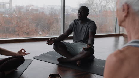sesión de meditación en grupo