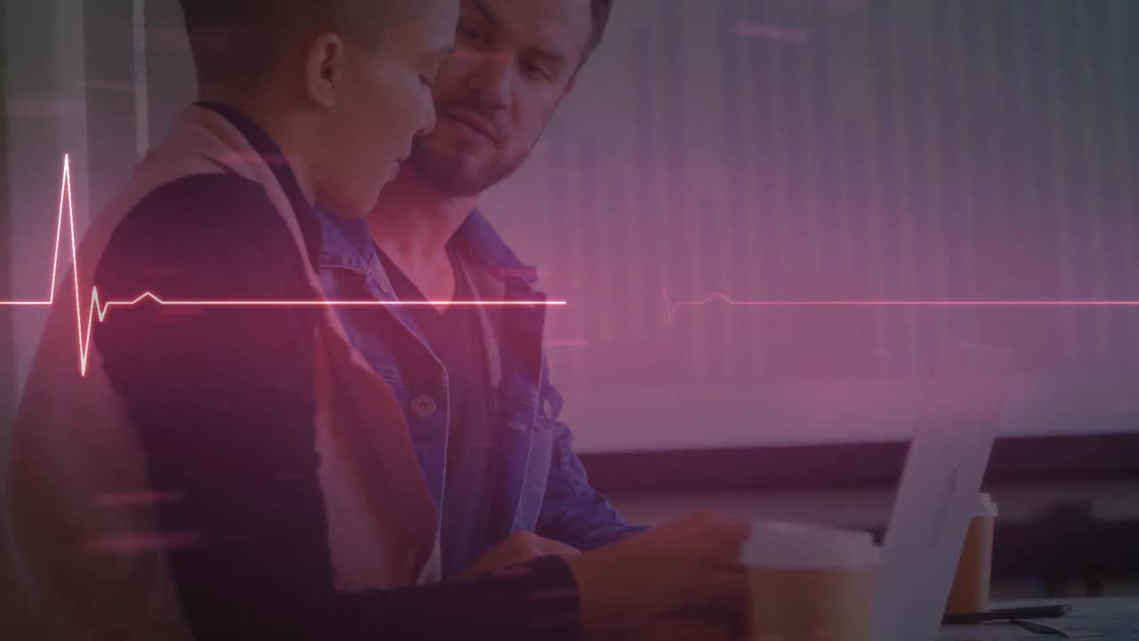 анимация кардиографа над различными деловыми людьми, использующими ноутбук