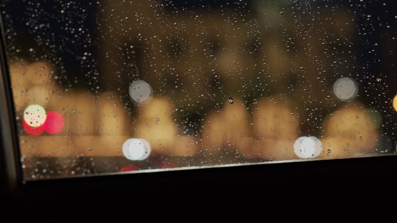 추상적인 교통 도로에서 자동차 불빛에서 흐릿한, 밤 시간에서 비가 내리는 동안