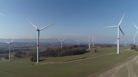 Windmühlen-Im-Feld---Luftaufnahme