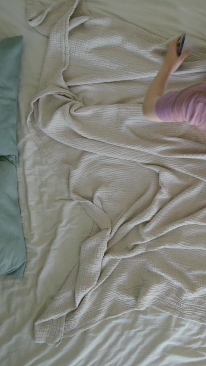 mujer relajándose en una cama