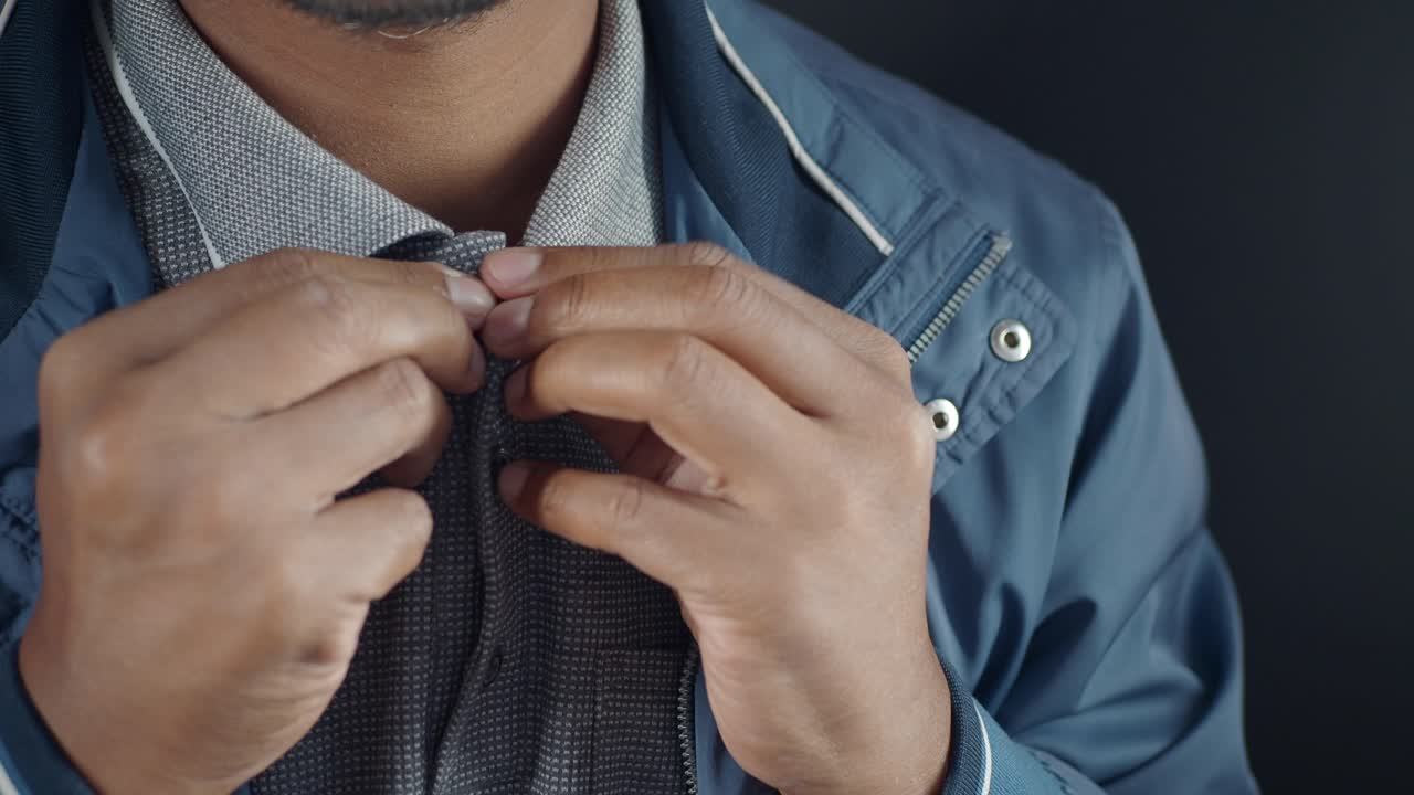 셔츠와 재을 는 남자