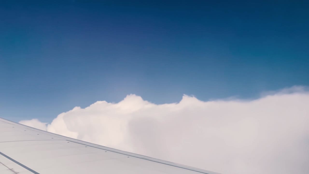 vista desde la ventana del avión al volar a través de las nubes