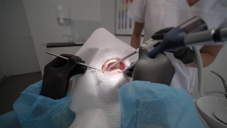 dentista examinando los dientes de un paciente en el dentista.