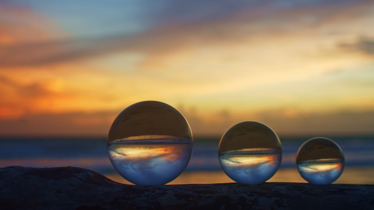 크리스탈 볼에서 해가 지는 아름다운 마법의 하늘 전망.