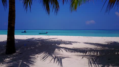 Schnelle-Rutschbewegung-Mit-Palmen-An-Der-Vorderseite,-Gefolgt-Von-Einem-Weißen-Strand-Und-Einem-Kristallklaren-Tiefblauen-Meer-Einer-Tropischen-Insel-Auf-Den-Bahamas