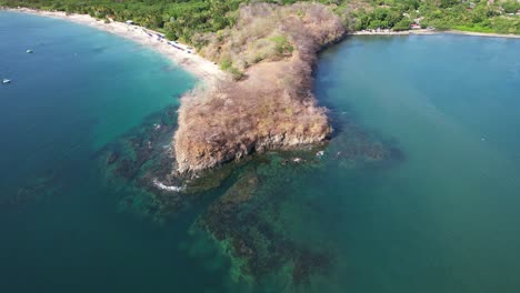 Sobrevuelo-Aéreo-De-Drones-En-El-Promontorio-De-La-Playa-De-Costa-Rica-Con-Vista-Al-Mar-Azul,-4k