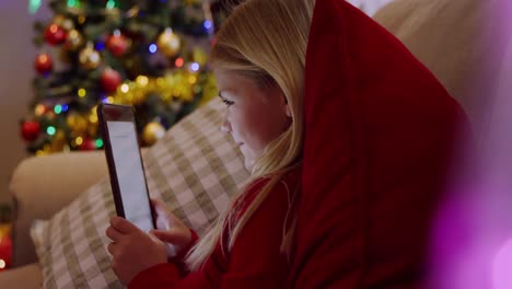 chica en casa en tiempo de navidad