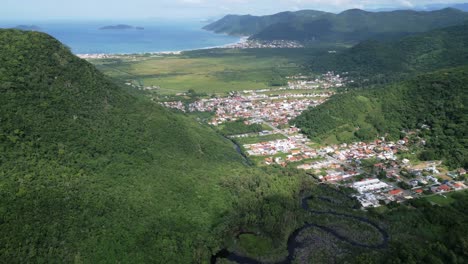 Isla-De-Santa-Catarina-Florianópolis-Brasil-Paisaje-Escénico-En-La-Parte-Sur-De-La-Isla-Con-Vistas-A-Las-Montañas-Y-Imágenes-Aéreas-Del-Pueblo-Drone