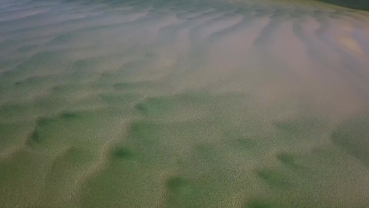 knysna 공중 석호의 얕은 물 아래 모래 언덕 패턴