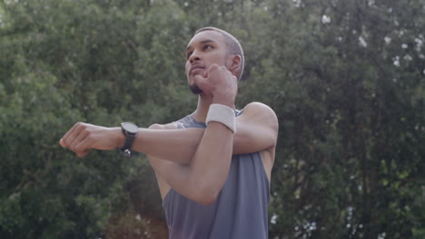 un joven atleta estirando sus brazos