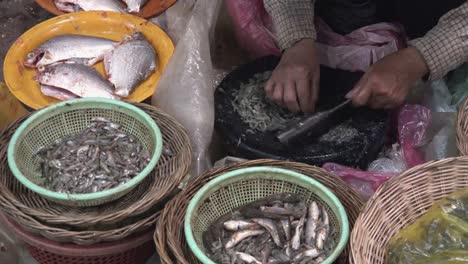 Garnelen-Mit-Messer-Auf-Schneidebrett-Auf-Dem-Fischmarkt-Trennen