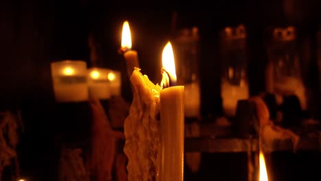 Velas-Encendidas-En-La-Iglesia-A-Cámara-Lenta