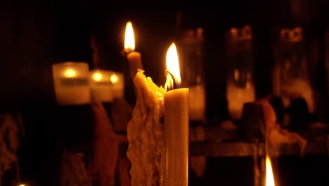las velas que queman en la iglesia en cámara lenta.