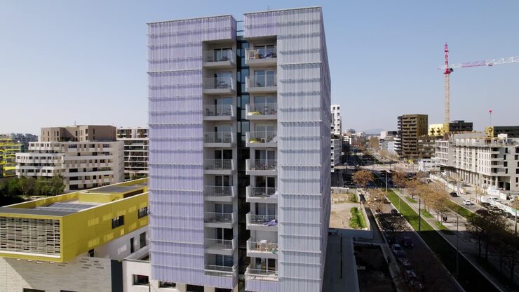 Edificio di architettura straordinaria con catene di alluminio per il rivestimento della facciata