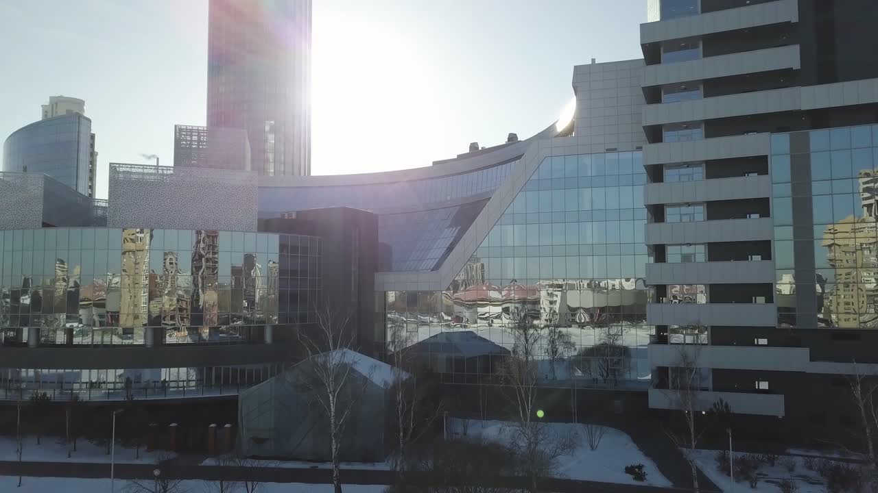 современные городские здания зимой