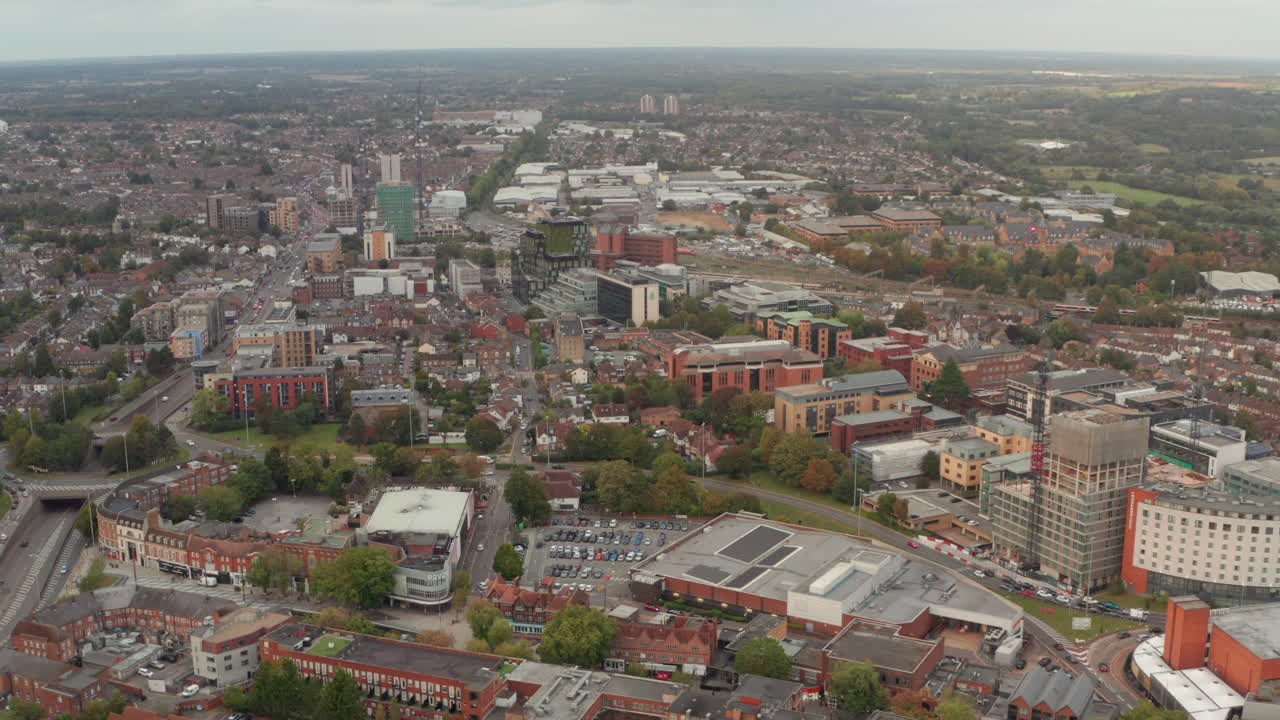 toma aérea cinematográfica del centro de la ciudad de watford