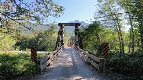 Acercándose-A-La-Entrada-De-Un-Puente-De-Madera-En-Washington.