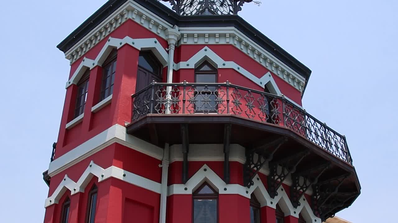 edificio antiguo de la torre del reloj rojo en el paseo marítimo de va, ciudad del cabo