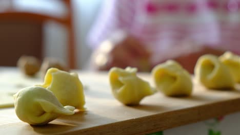 Zubereitung-Eines-Beliebten-Speisegerichts,-Polnische-„Ährchen“-Uszka-Knödel-Und-Pierogi---Polnische-Küche---Großmutter-Alte-Hasen,-Die-Teig-Verarbeiten---Tochter-Hilft---In-Der-Küche-Arbeiten