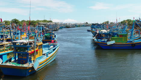 aguas tranquilas del puerto de la playa de muine con barcos atracados, tiro establecido