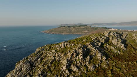 Zona-De-Senderismo-De-Peton-Do-Castro-Y-Praia-De-Soesto-Durante-El-Verano-Cerca-De-Laxe-En-España