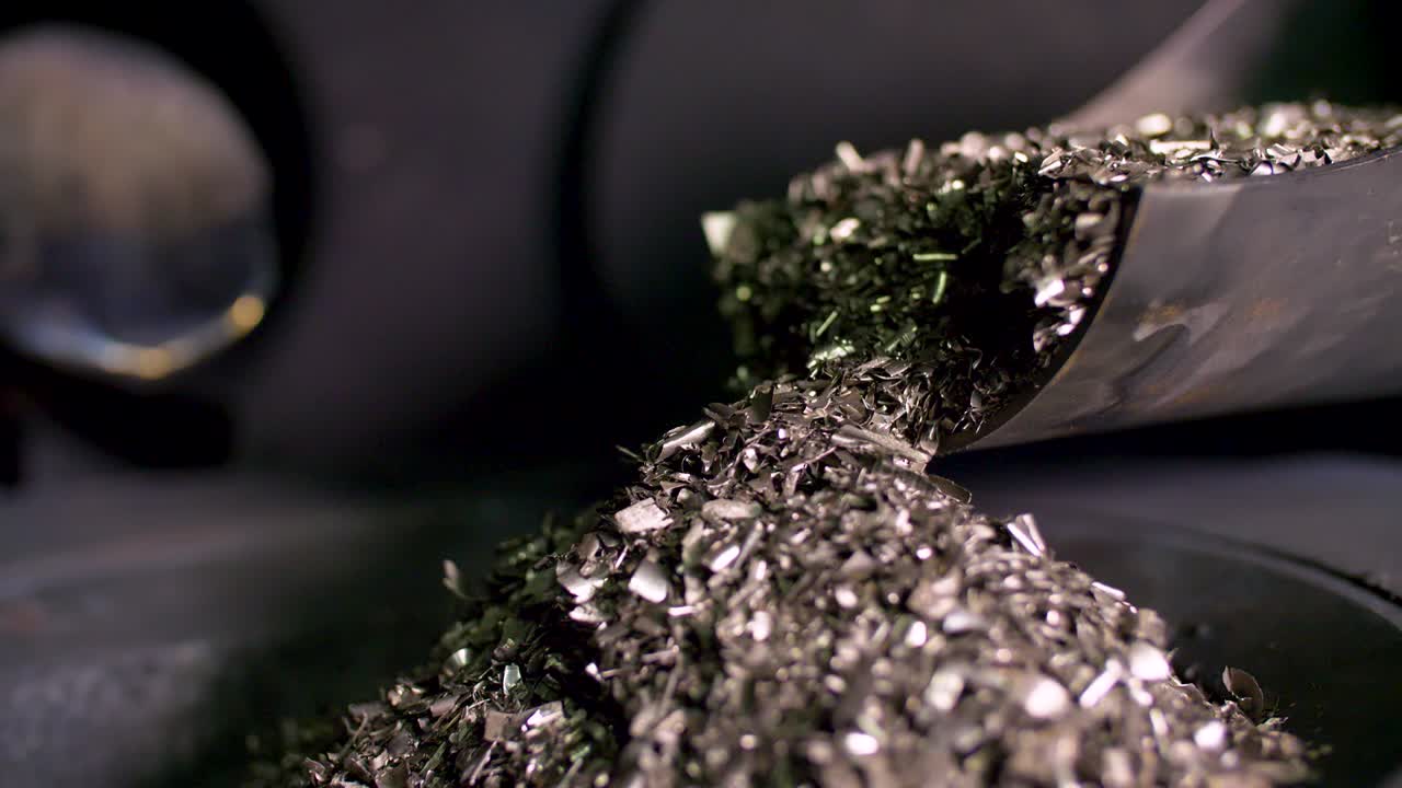 꺼져 있는 동안 플라즈마 아크 용광로의 금속 칩 더미