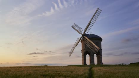 timelapse de la puesta del sol del histórico molino de viento de chesterton en un campo de trigo en una tranquila tarde de verano en warwickshire