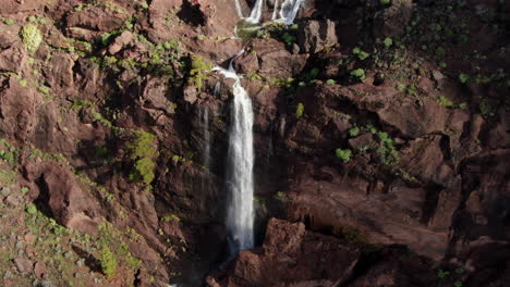 Fantástica-Toma-Aérea-En-órbita-Sobre-Una-Hermosa-Cascada-Provocada-Por-Las-Fuertes-Lluvias-Del-Ciclón-Hermine-En-La-Isla-De-Gran-Canaria-Recientemente