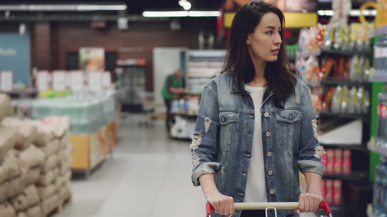 식료품 가게 에서 쇼핑 하는 여자