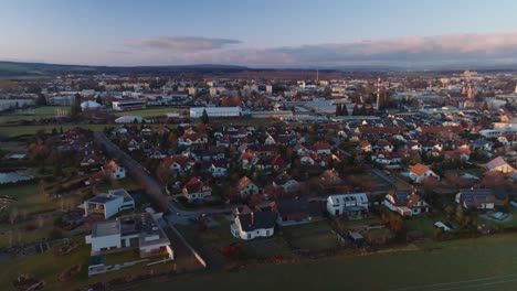 Luftaufnahme-Der-Stadt-Mit-Einfamilienhäusern-Und-Immobilien-In-Einem-Schönen-Viertel