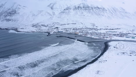 escena de invierno en la ciudad de olafsfjordur en el norte de islandia - toma aérea de drones