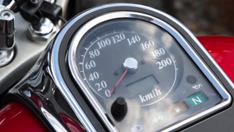 Motorrad-Tachometer,-Nahaufnahme,-Vintage-Fahrrad,-Kilometerzähler,-Zeitlupe,-Motorroller,-Uhr,-Kilometerstandanzeige,-Klassisches-Fahrzeug,-Milometer,-Rot-Und-Schwarz,-Km,-Silberner-Stahllenker,-Motorrad