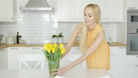Frau-Arrangiert-Vase-Mit-Blumen-Auf-Dem-Tisch