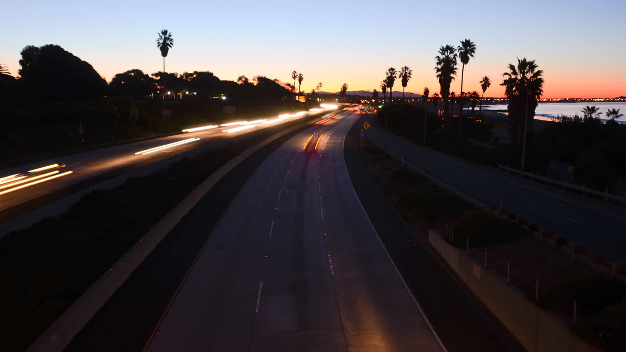 Auto in time-lapse che viaggiano su un'autostrada al tramonto o all'imbrunire 4.