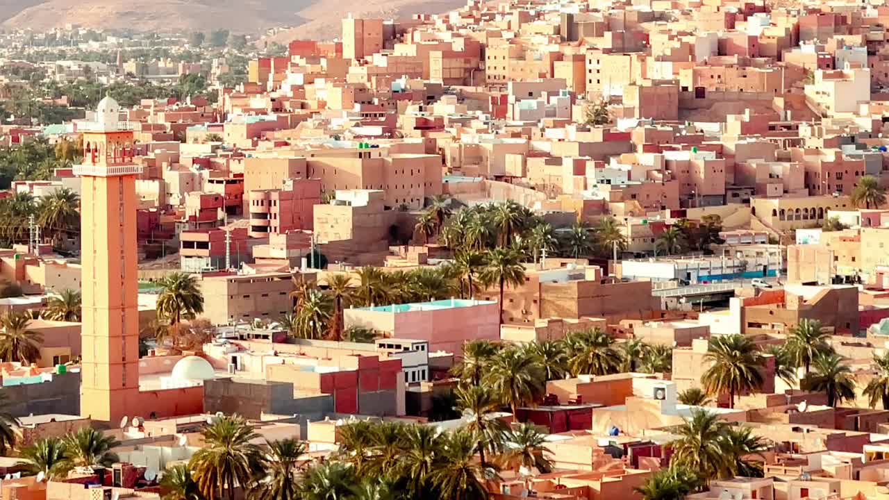 와이드 뷰 영상으로 알제리 베니 이스구엔의 숨막히는 아름다움을 발견하세요