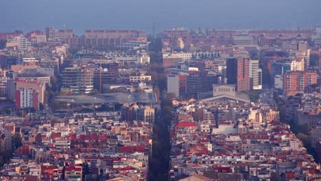 Blick-Auf-Ein-Modernes-Gebäude-In-Der-Skyline-Von-Barcelona-Vom-Aussichtspunkt-Der-Bunker-Aus