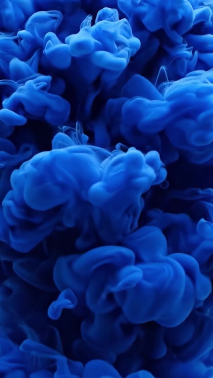 Flusso ipnotizzante di liquido blu: un viaggio attraverso le straordinarie immagini del movimento fluido e delle trasformazioni cromatiche in una mostra astratta artistica.