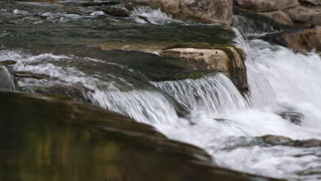 Aufnahmen-Der-Stromschnellen-Im-San-Marcos-River-Auf-Einem-Langen-Objektiv