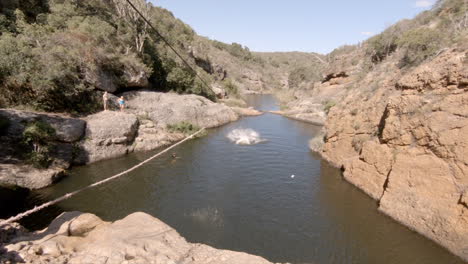 Saltar-Del-Acantilado-Con-Tirolesa-Para-Saltar-Al-Río