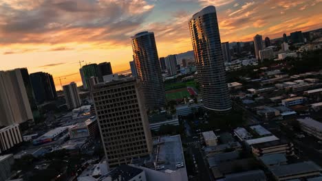 Imágenes-De-Drones-De-La-Hora-Dorada-De-Un-Fondo-De-Paisaje-Urbano