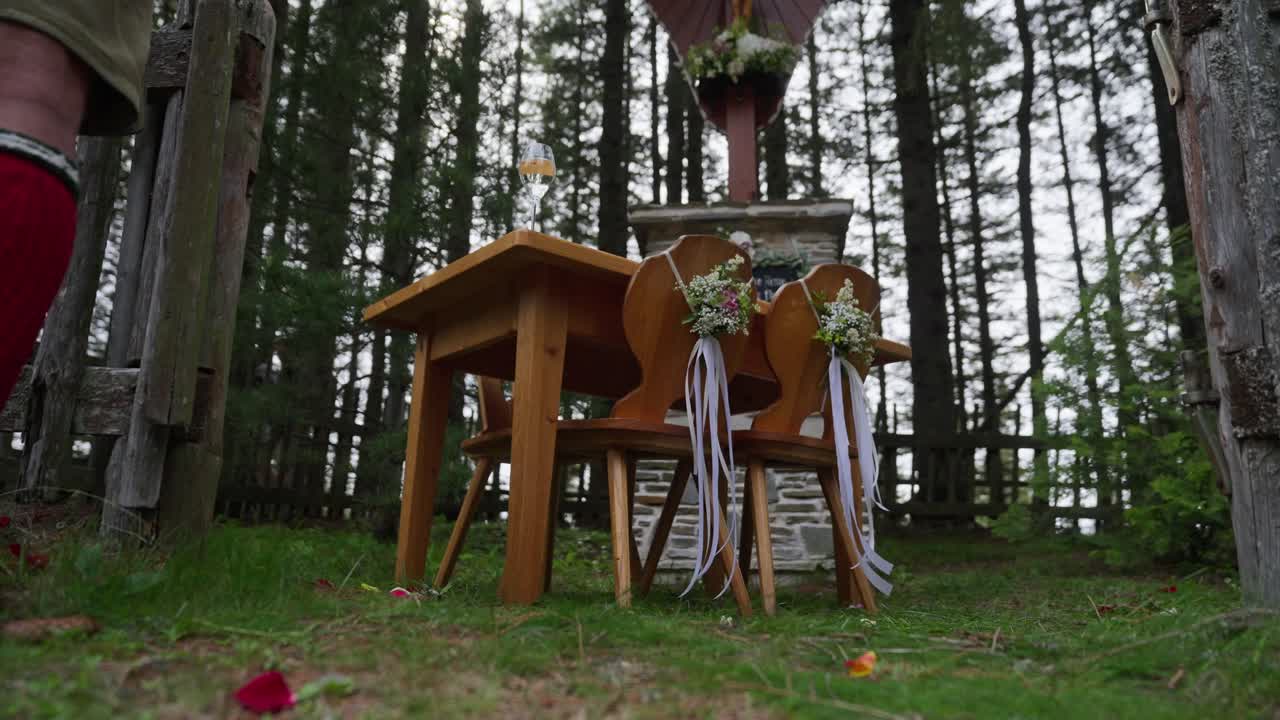 숲속의 로맨틱한 결혼식 장소